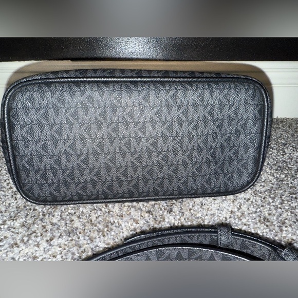 Michael Kors MK logo mini tote with logo crossbody strap - Picture 7 of 12